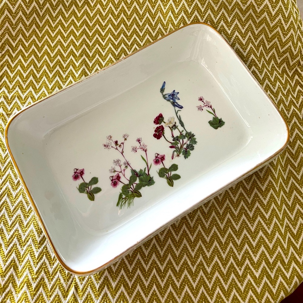 Gorgeous fire proof porcelain dish can be used for serving, baking, display